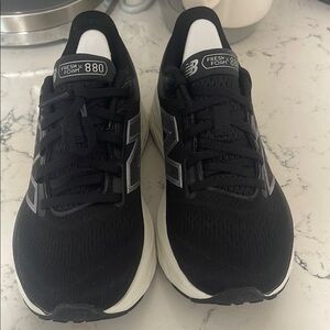 New Balance women running fresh foam 880  Black Running Shoes